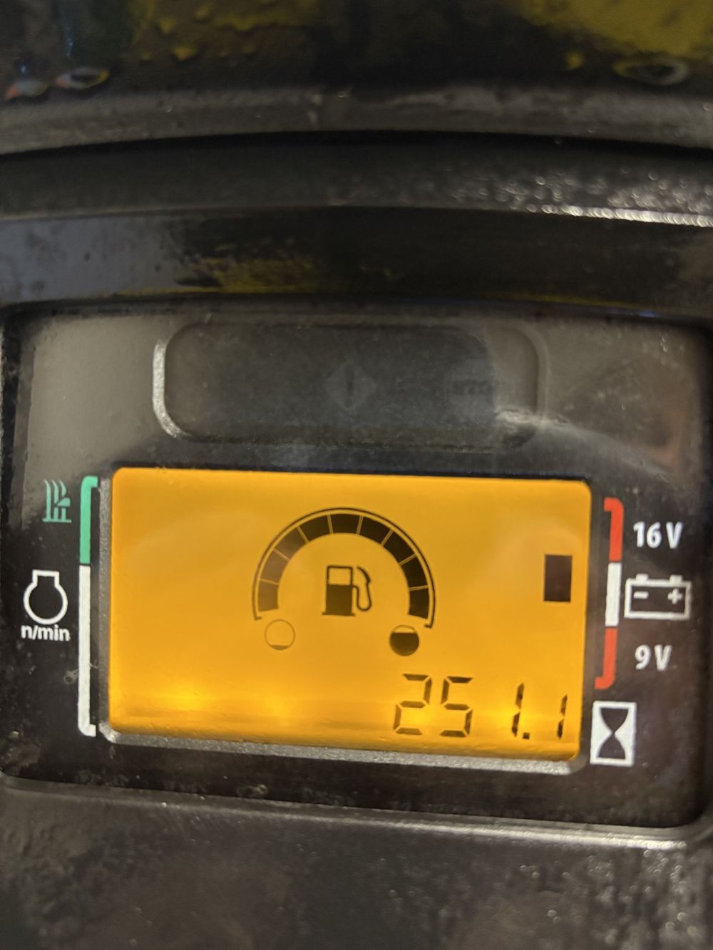 2019 X380 Lawn Mower Image 5