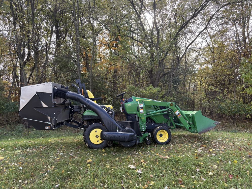 2013 1025R Compact Tractor With Bagger Image 1