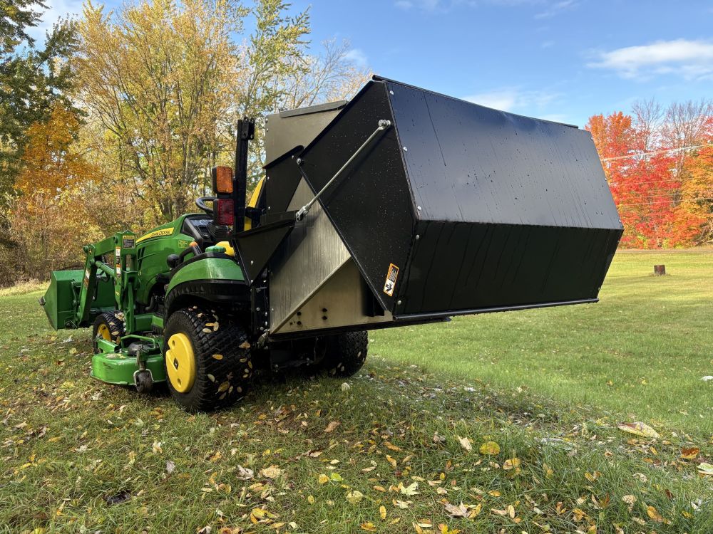 2013 1025R Compact Tractor With Bagger Image 3