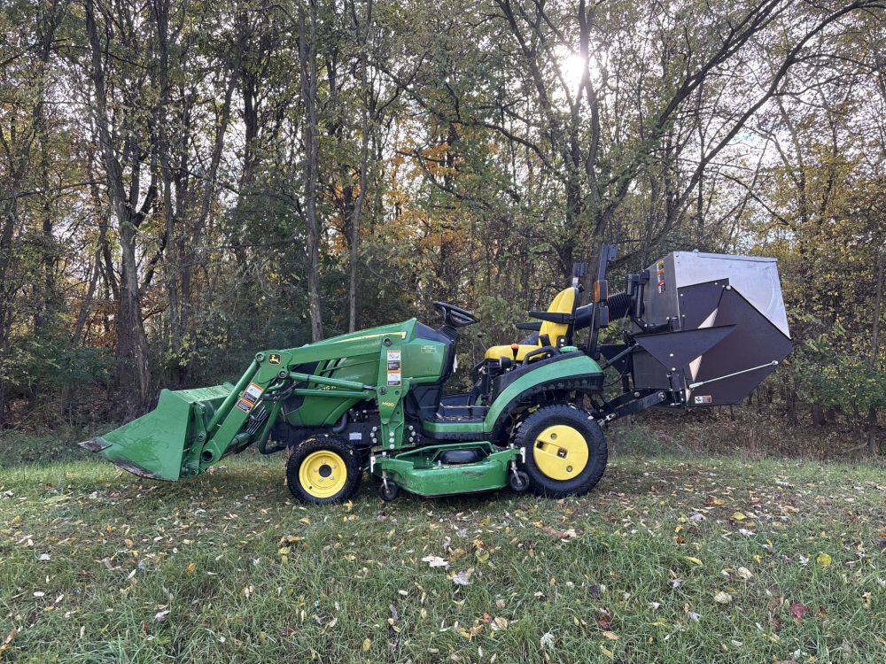 2013 1025R Compact Tractor With Bagger Image 2