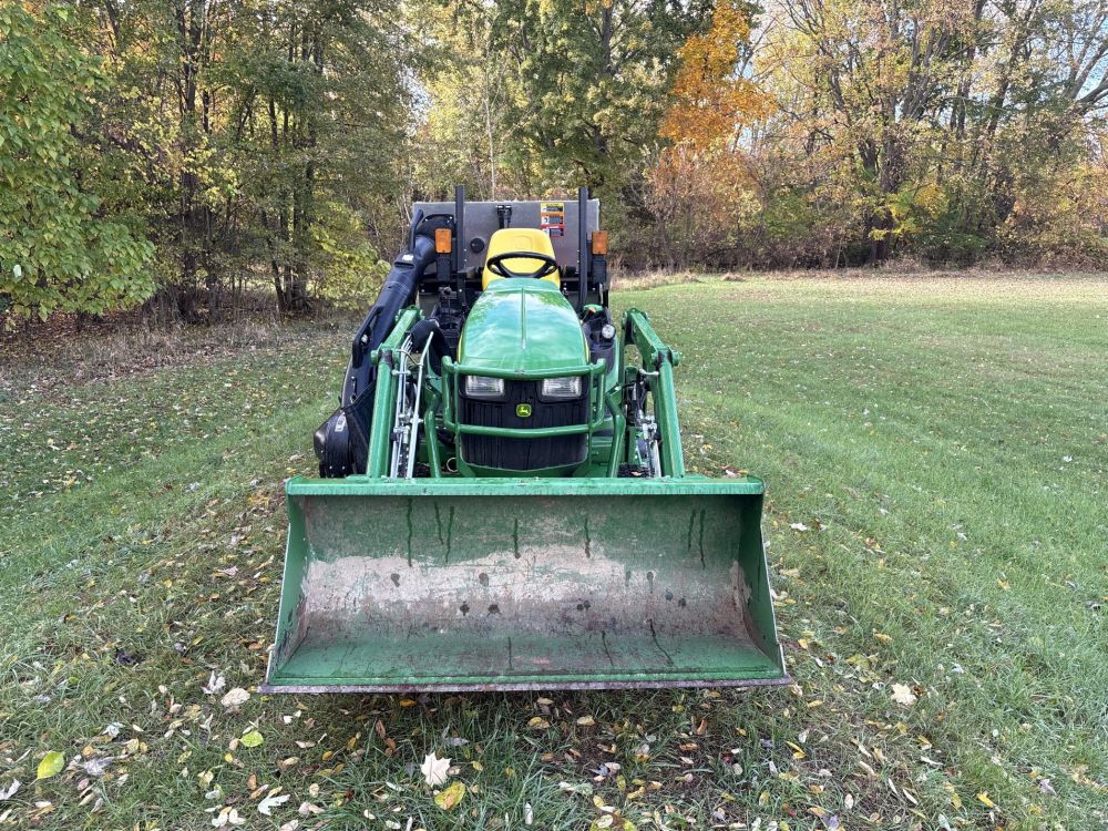 2013 1025R Compact Tractor With Bagger Image 5