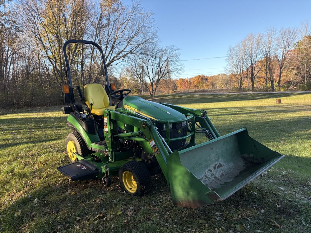 2013 1025R Compact Tractor  Image 1